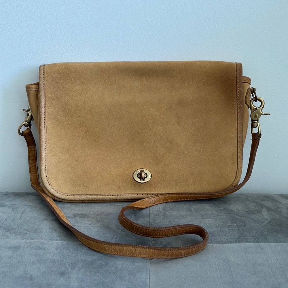 Vintage Coach Tan Leather purse. No-979-8845 Made in New York City USA